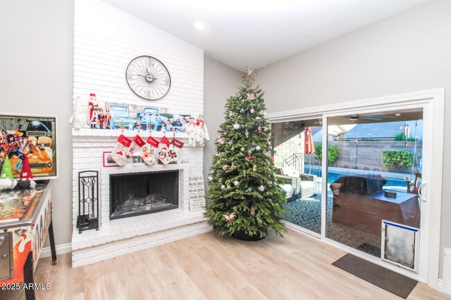 Building Photo - 907 E San Remo Ave