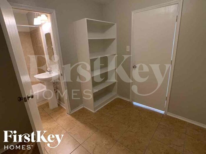 Building Photo - 2026 Cold River Dr