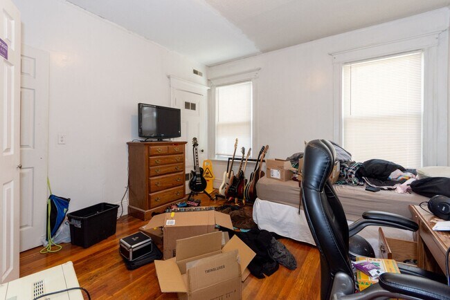 Building Photo - Convenient Location. Wals to BU Campus, Short Walk to T.Laundry, Parking for Rent