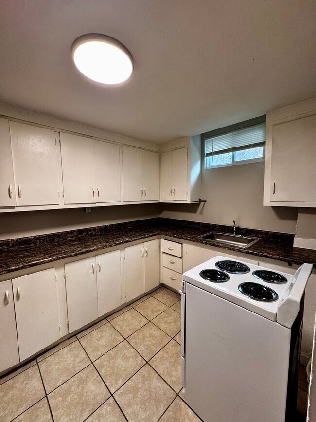 Building Photo - 327B Maple Lane