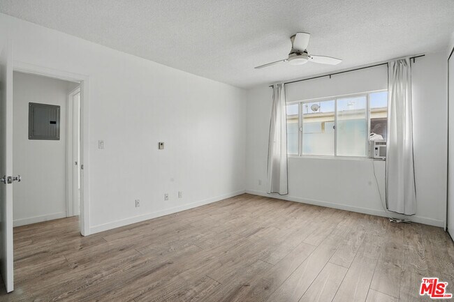 Building Photo - 930 3rd St