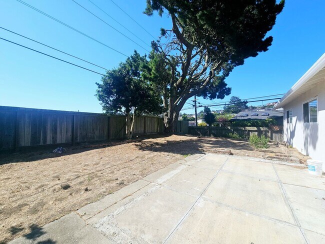 Building Photo - Remodeled 3-bed/2-bath Single Family Home ...
