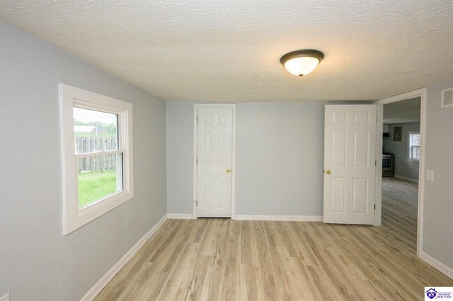 Building Photo - 102 Crabtree Dr