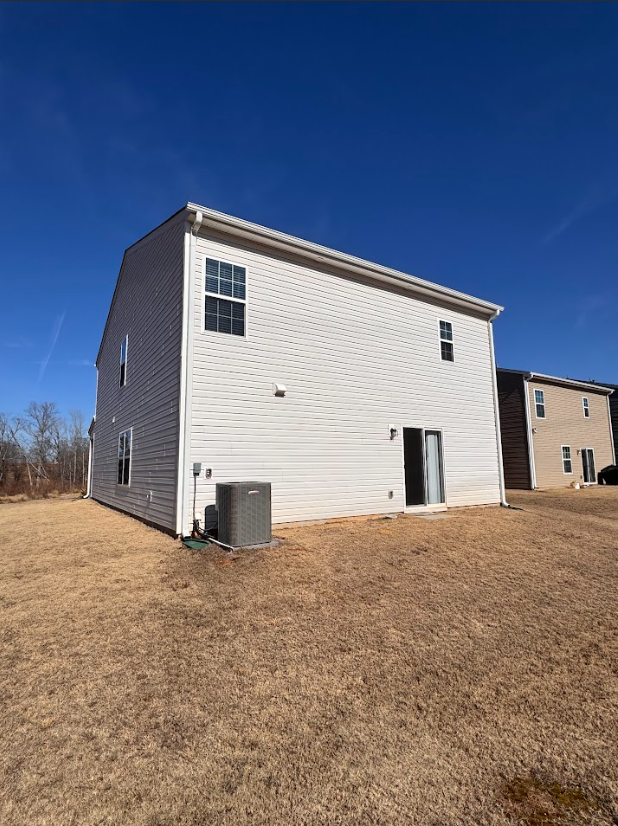 Building Photo - Spacious five-bedroom home with modern ame...