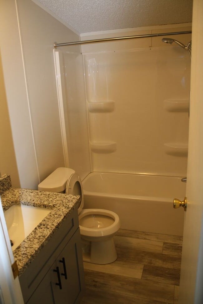 Building Photo - Updated mobile home in the country