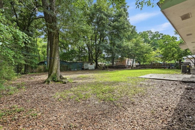 Building Photo - A small-town charm ready for move in!