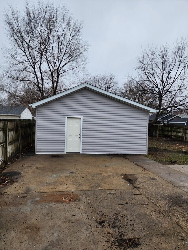 Building Photo - 2 Bedroom 1 Bath Home With 2 Stall Garage
