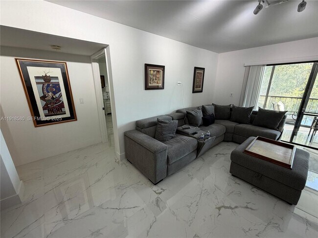 Building Photo - 7290 Kinghurst Dr