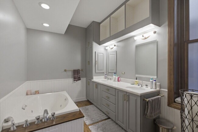 Building Photo - 850 W Oakdale Ave