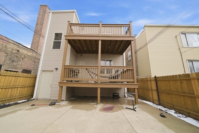 Building Photo - 4742 N Sawyer Ave