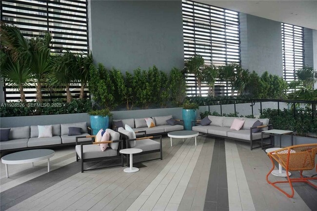 Building Photo - 121 NE 34th St