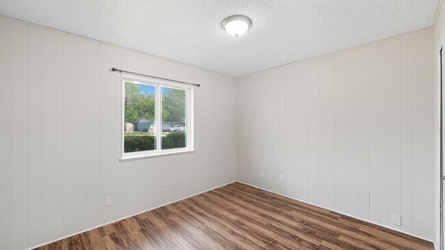 Building Photo - 140 Cloverleaf Dr