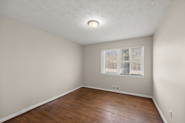 Building Photo - 3 Bedroom Lake Home In Gainesville!