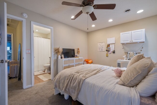 Building Photo - 204 Oak St