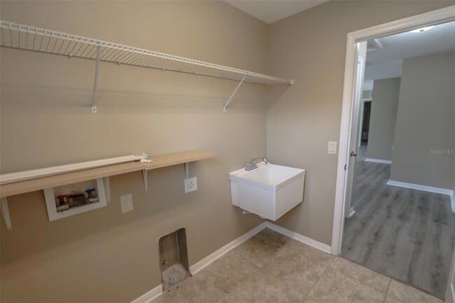 Building Photo - 1208 Oakcrest Dr