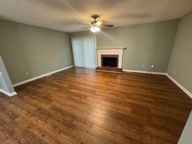 Building Photo - Beautiful 2 Bedroom 1.5 Bath Town Home! Ne...