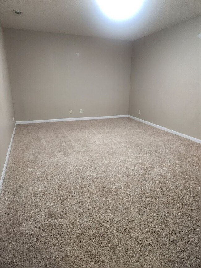 Building Photo - South Lincoln Townhouse with 4 bedrooms, 2 1/2 baths, and 2 stall garage.
