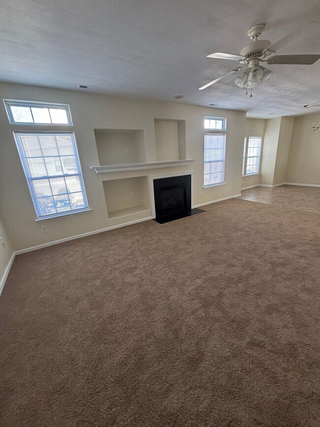 Building Photo - Beautiful 3-Bedroom, 2.5-Bathroom Condo at...