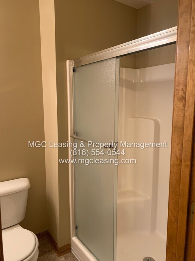 Building Photo - A Bright, Comfortable Split-Level Home in a Convenient Raymore Location - Available April 24