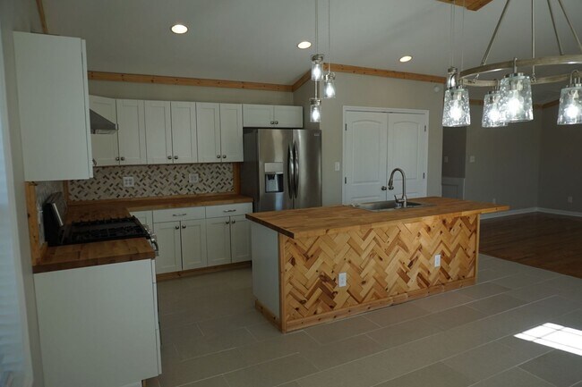 Building Photo - 3 Bedroom 2 Full bathrooms w/ Bonus room in Richlands!