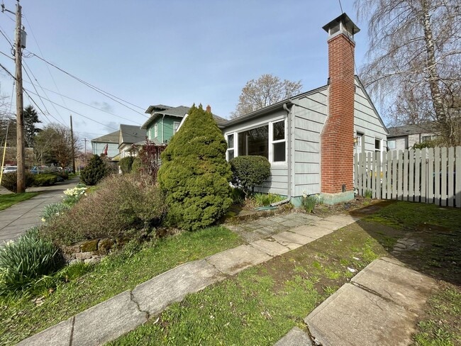 Building Photo - Charming Sellwood Bungalow with Nice Shed, Washer/Dryer, Fenced Yard