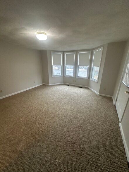 Building Photo - 846 Main St