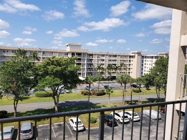 Building Photo - 3000 S Course Dr