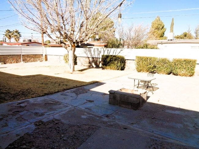 Building Photo - Exquisite Single Level Upper Valley Home With Refrigerated Air Located In Quiet Neighborhood