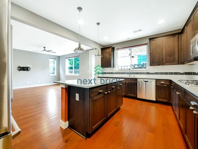 Building Photo - 4 BED AND 2.5 BATH SINGLE FAMILY HOUSE FOR...