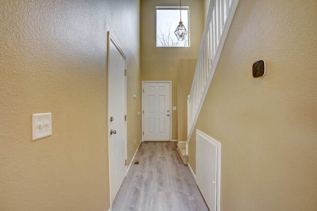 Building Photo - $ 2,295 - 3-Bed, 3-Bath Townhome with Mode...