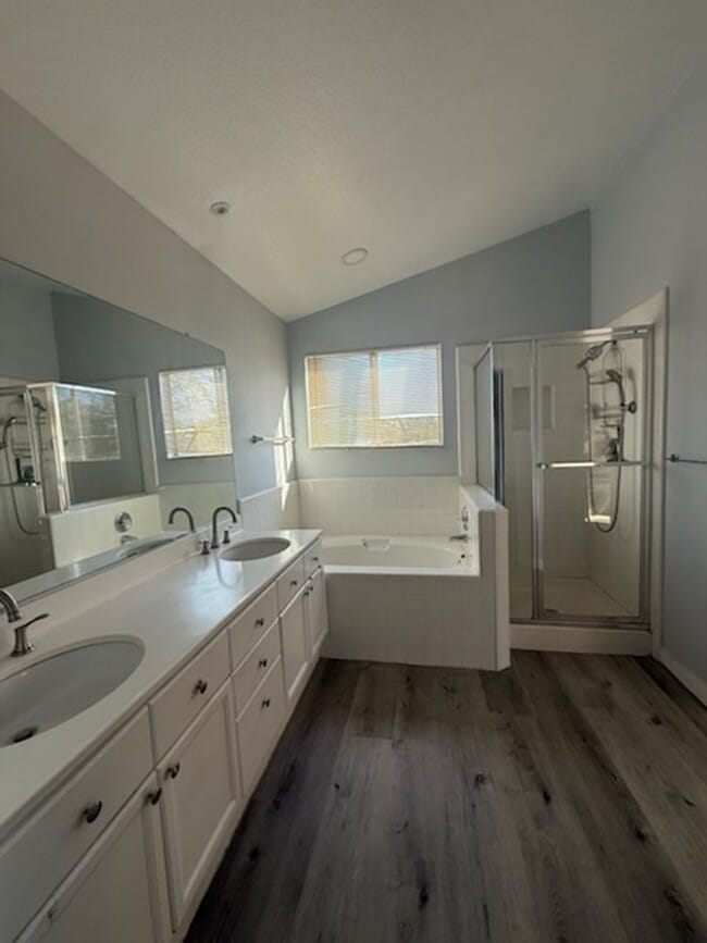 Building Photo - Nicely Renovated Home in Gated Community -...