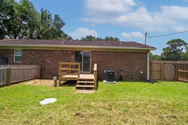 Building Photo - Spacious Bellview 2BR/1.5BA Duplex with Large New Front Deck, Fenced Backyard & Covered 2-Car Car...