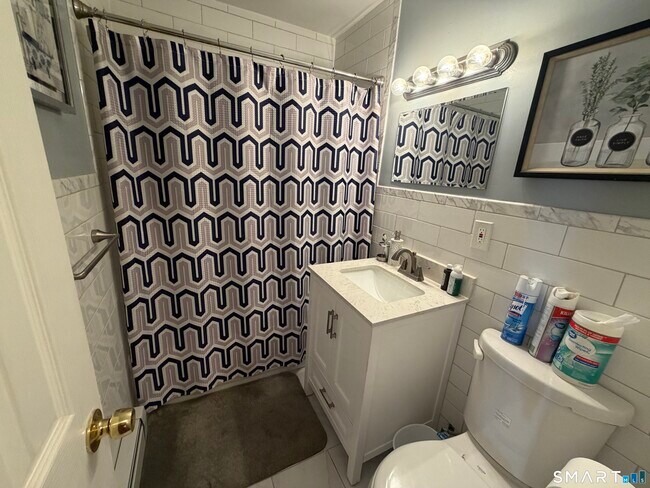 Building Photo - 11 Camelot Dr