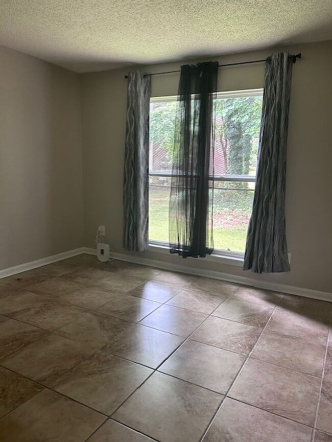 Building Photo - Newly Renovated Two Bedroom Condo Available! Move In Ready!