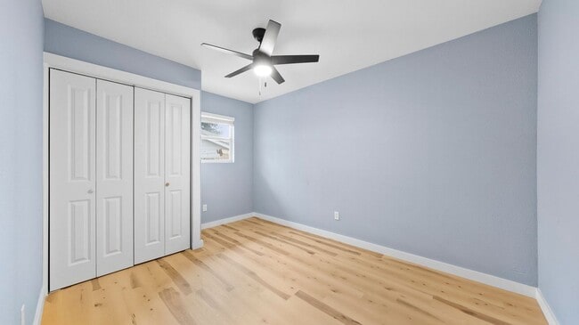 Building Photo - 1112 Village Green Dr
