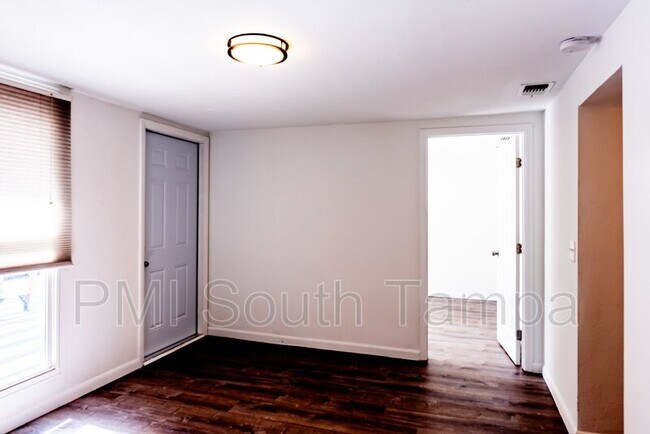 Building Photo - 3402 W Van Buren Dr