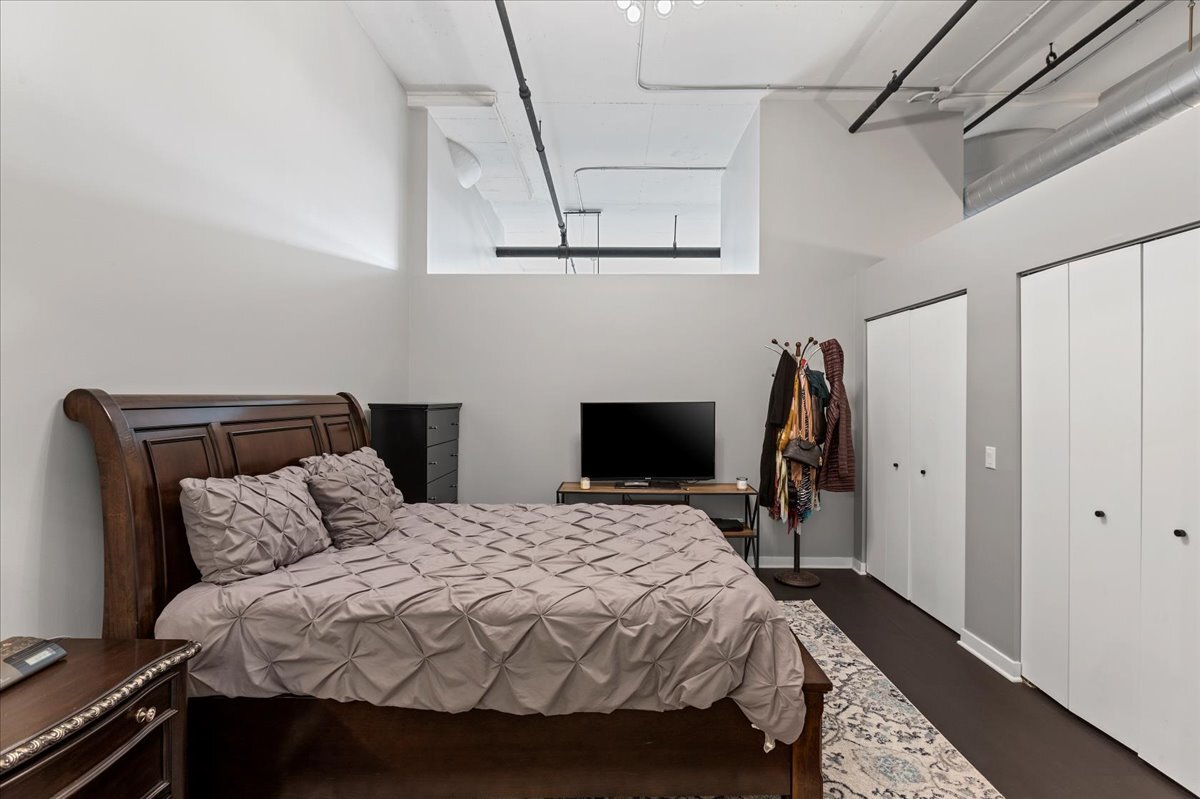 Building Photo - 1224 W Van Buren St