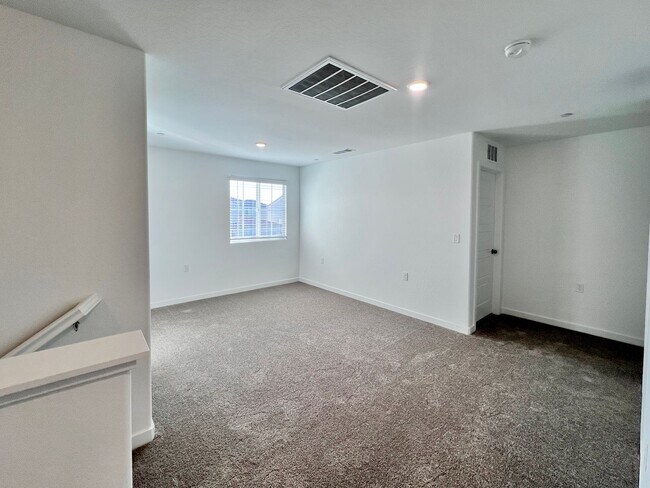 Building Photo - $3,300 Ashlan & Highland, 5 Bedroom House ...