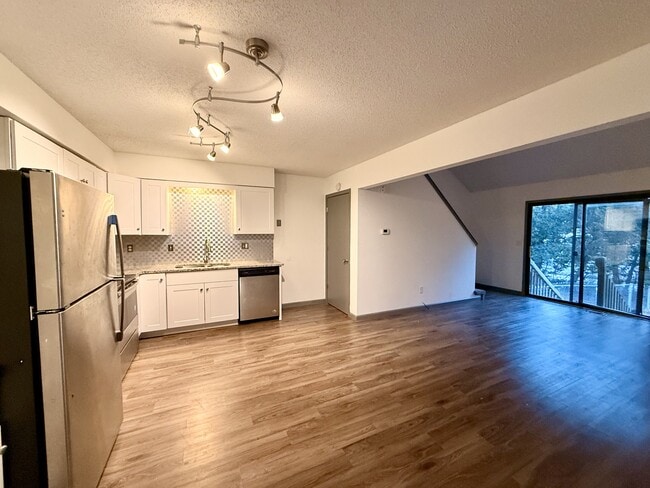 Building Photo - 209 NE Timbercreek Dr