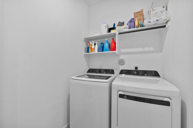 Building Photo - 807 Heaven Dr