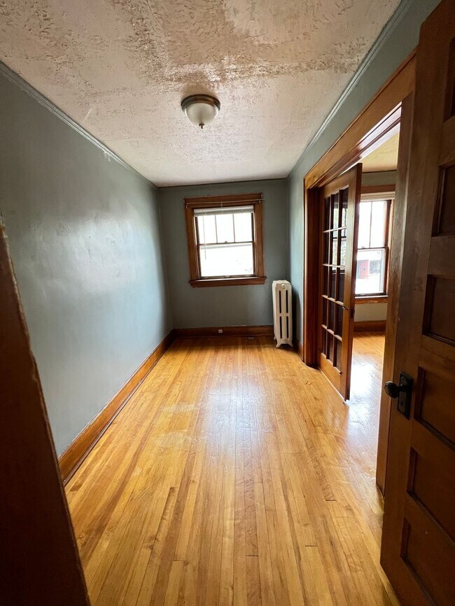 Building Photo - AVAILABLE JUNE - 4 Bed 1 Bath Townhome