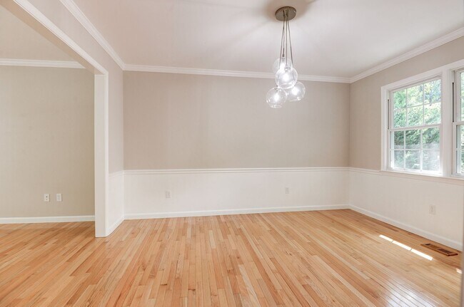 Building Photo - 3 Bedroom 2.5 Bath SFH in Fairfax for Rent!