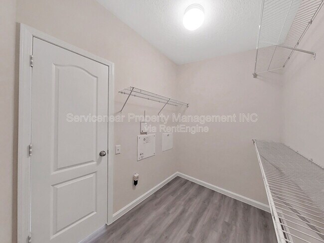 Building Photo - 7603 Crescent Palm Dr