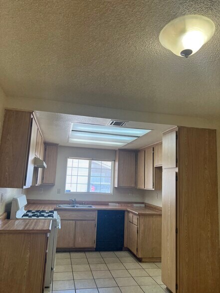 Kitchen - 15597 Tonekai Rd