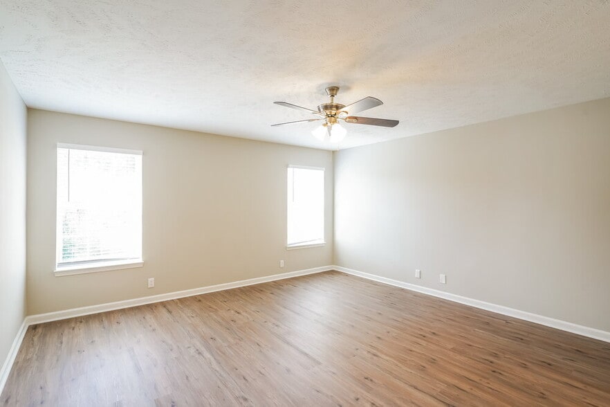 Building Photo - 5125 Hickory Grove Dr