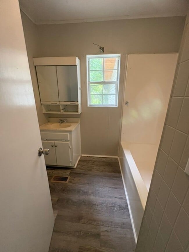 Building Photo - Renovated 3 Bedroom 1.5 Bath Home for Rent!