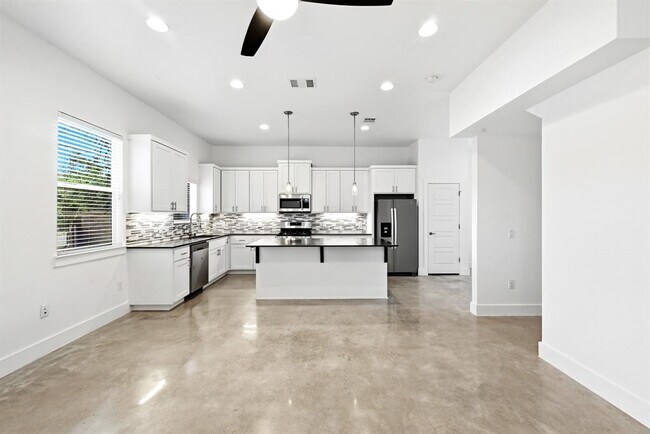 Building Photo - 6213 Felix Ave