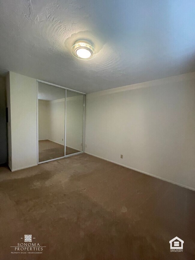 Building Photo - Spacious One Bedroom Lower Level Duplex