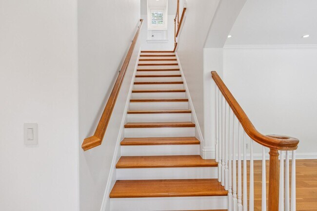 Building Photo - Beautiful, Old-World-style Home in the Heart of Central Menlo Park