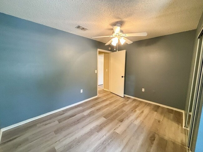 Building Photo - Windsor Park #523 - Pet Friendly!